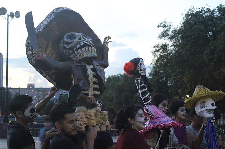 Día de Muertos: Ofrenda, procesión y bailes